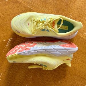 WOMENS LIGHTLY WORN HOKA ARAHI 6 SIZE 7.5